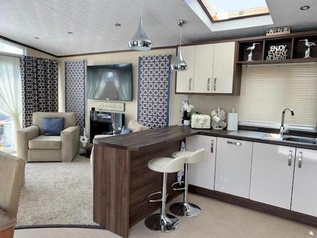 Poole Harbour View Lodge At Rockley Park Exterior foto